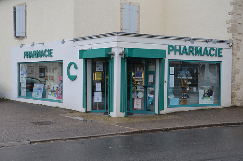 Devanture de la Pharmacie Racine à Combeaufontaine